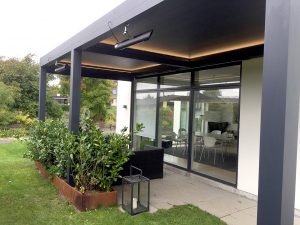 Terrasseoverdækning med lys og varme.